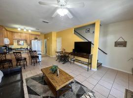 Gorgeous 3 bedroom townhome Walk to the beach, hotel a Gulfport