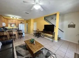 Gorgeous 3 bedroom townhome Walk to the beach