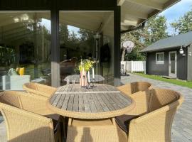 Family Holiday Home Between Rågeleje And Vejby, хотел в Vejby