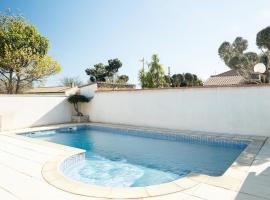 Charmante villa familiale, avec piscine privée, idéale pour une journée à la plage et proche des grands buffets, hotel em Coursan