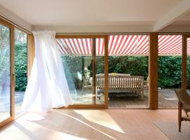 Moderne Sommerhus På Storslået 3700 M2 Grund, hótel í Frederiksværk