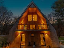 Modern A-Frame Catskills Hot Tub & Fireplace, hotel en Napanoch