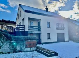 Comfortable holiday cottage in Herbeumont - 5 bedrooms, 3 bathrooms, SAUNA, hotelli kohteessa Herbeumont