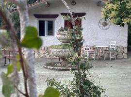 Caba&ntilde;as R&uacute;sticas dentro de la Finca El Castillo, Cottage in La Cabrera