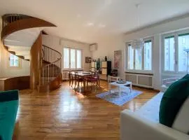 Quadrio Grand Villa - Parking space and Garden