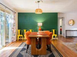 Upscale comfort & class with seasonal pool & yard, hotel em Oxford