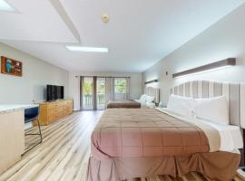 Walk to Douglas Lake Dog Friendly W Peaceful Views, hotell i Baneberry