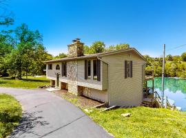 Lakeside Cabin Retreat Sleeps 12 BBQ Grill Dock, hotel a New Tazewell
