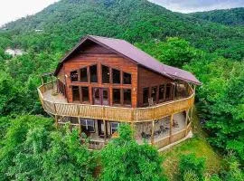 Luxe Cabin Sleeps 18 Hot Tub Deck Panoramic Views