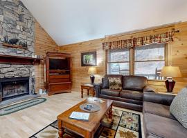 Serene Cabin Sleeps 6 Fire Pit Porch Hot Tub, hotel a Townsend