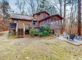 Townsend में, होटल Serene Cabin Sleeps 6 Fire Pit Porch Hot Tub
