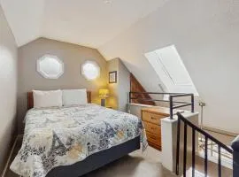 Lovely Studio Sleeps 6 Mtn Views Deck Fireplace