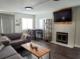 Cozy Condo Sleeps 6 Mtn Views Outdoor Pool