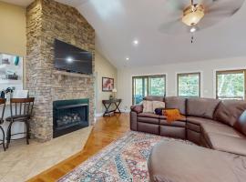 Lovely Lakefront Home Sleeps 6 Firepit Dock Grill, hotel i Maynardville