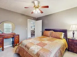 Cozy Lake Duplex Sleeps 5 Games Dog-friendly