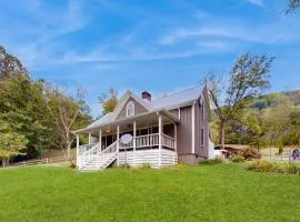 Classic farmhouse-style home w front porch hot tub & free attraction tickets