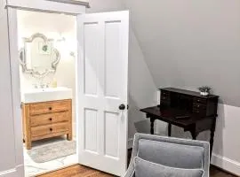Large Modern Studio Apartment walk to White House
