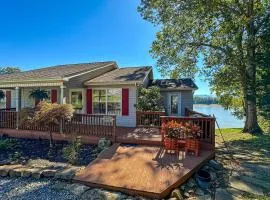 Serene Lakefront Home Dock Game room Fire Pit