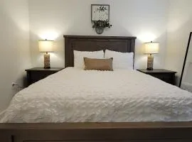 Charming Condo Downtown Sleeps 6 Great Location