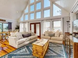 Spacious Luxe Lakefront Home Hot Tub Dock Firepit