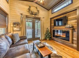 New Authentic Luxe Tiny House Sleeps 4 Hot Tub, hotel en Pigeon Forge