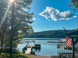 Waterfront Living Sleep 10 Dock Boat Launch Grill, hotel i Maynardville