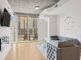 Atlanta Midtown High-Rise Condo With King Bed Free Parking and Balcony With View
