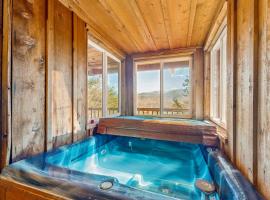 Cozy Log Cabin Sleeps 4 Hot Tub Deck Fireplace, hotel a Townsend