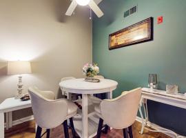 Cozy condo Near Parkway Sleeps 4 Outdoor Pool, готель у місті Піджен-Фордж