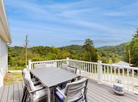 New Lake Home Sleeps 14 Private Dock Deck Grill, hotel i Jacksboro