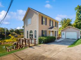 Stunning Lake Front Home Sleeps 13 Dock Views, hotel i Maynardville