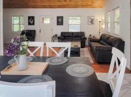 Cozy Home Sleeps 6 Hot Tub Fire Pit Free Ticket