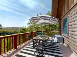 Lakeview Cabin Sleeps 10 Pool Table Hot Tub, hotel a New Tazewell