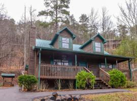 Homey Cabin Sleeps 8 Hot Tub Fireplace Pool table, hotel u gradu Seviervil