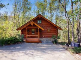 Peaceful Log Cabin Sleeps 6 Hot tub Fireplace, Hotel in Gatlinburg