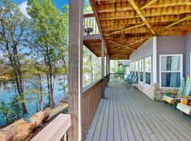 Lakefront Retreat Sleeps 12 3 Boat Slips Decks, hotel i Maynardville