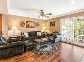 Dreamy Condo Near Downtown Sleeps 6 Creek Views, hotel i Pigeon Forge