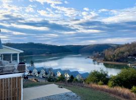 Lake View Cabin Sleeps 10 Pool Golf Marina Access, Hotel in La Follette