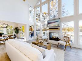 Waterfront Norris Lake Gem Sleep 11 Dock Fire Pit, hotel i Maynardville