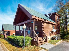 Adorable log cabin with front-back deck and hot tub, hotel i Pigeon Forge