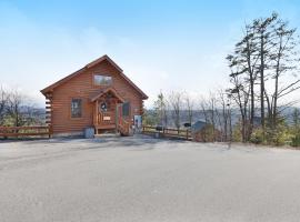Amazing Mtn Views Cabin Sleeps 4 Hot Tub Deck, hotel i Pigeon Forge