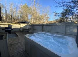 Smokies Cabin Sleeps 6 Hot Tub Fireplace Deck, hotel a Gatlinburg