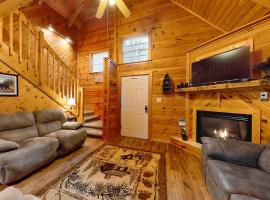 Smokies Cabin Sleeps 6 Hot Tub Fireplace Deck, hotel a Gatlinburg