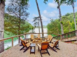 Lakefront Escape Sleeps 10 Private Dock Hot Tub, hotel a Maynardville