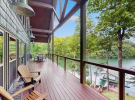 Lakefront Escape Sleeps 10 Private Dock Hot Tub, hotel i Maynardville