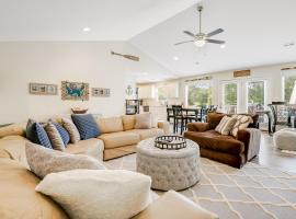 Cozy Lakefront Home Sleep 12 Private Dock Hot Tub, hotel i Maynardville