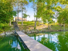 Cozy Lakefront Home Sleep 12 Private Dock Hot Tub, hotel i Maynardville
