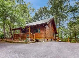 Smoky Mountain retreat with deck hot tub pool table & free attraction tickets
