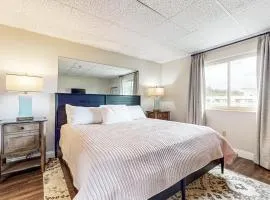 Stylish Riverview Corner Unit Sleeps 4 Balcony