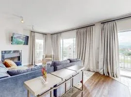 Top-Floor River & Mtn View Condo Sleeps 6 Pool